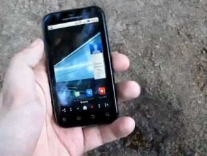 Motorola Defy 水,泥,沙 測試